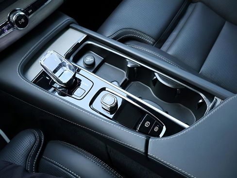 Used 2025 Volvo XC90 B6 Ultra w/ Protection Package Premier image 28