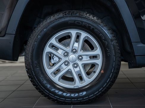 Certified 2023 Jeep Grand Cherokee Laredo w/ Luxury Tech Group I AWD/4WD image 17