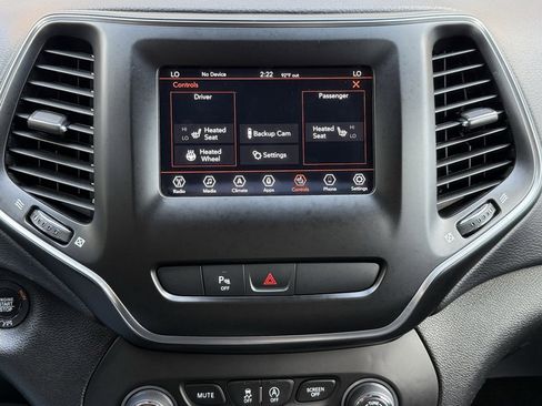 Used 2019 Jeep Cherokee Latitude Plus w/ Comfort/Convenience Group image 33