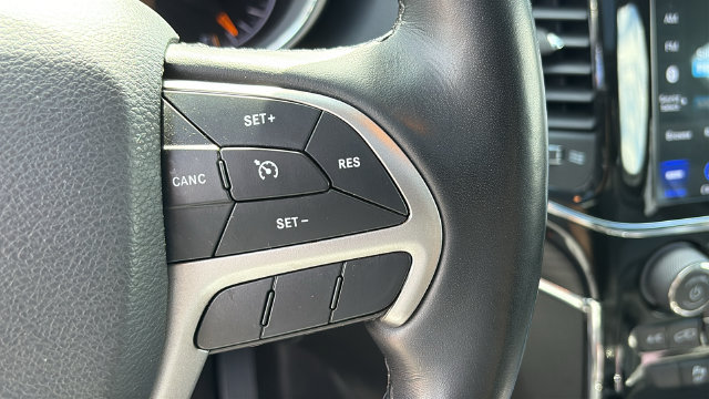 Used 2022 Jeep Grand Cherokee Limited w/ Tech Group AWD/4WD image 14