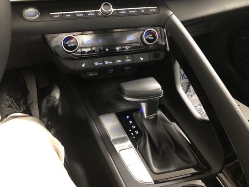 Used 2023 Hyundai Elantra Limited image 29