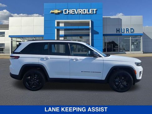 Used 2022 Jeep Grand Cherokee Altitude AWD/4WD image 3