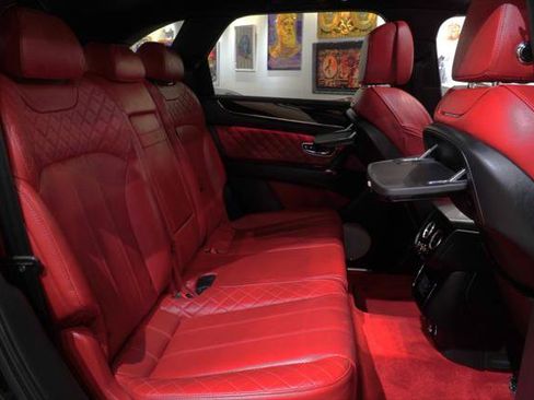 Used 2018 Bentley Bentayga Mulliner AWD/4WD image 29