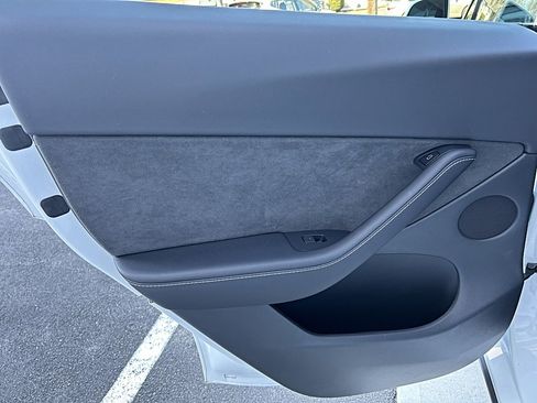 Used 2022 Tesla Model Y Long Range AWD/4WD image 25