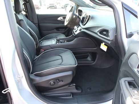 New 2026 Chrysler Pacifica Limited w/ S Appearance Package image 31