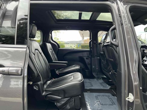 Used 2019 Chrysler Pacifica Limited w/ Advanced Safetytec Group FWD image 44