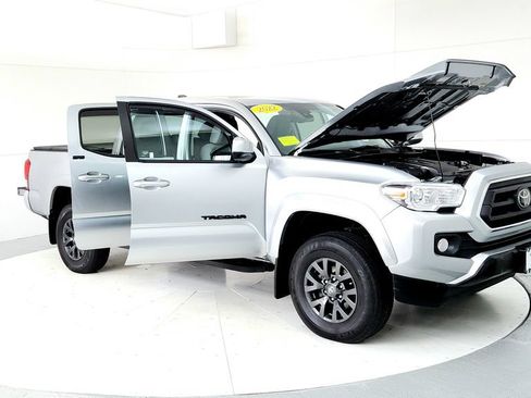 Certified 2022 Toyota Tacoma SR5 AWD/4WD image 12
