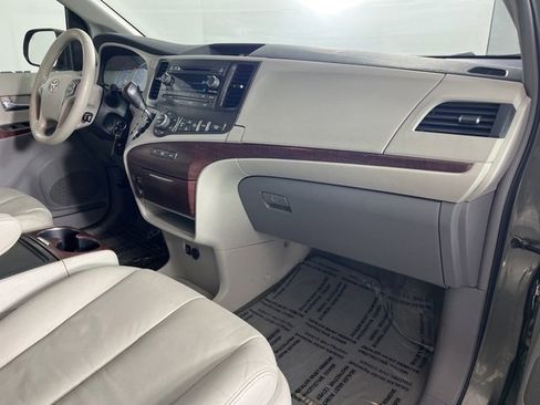 Used 2012 Toyota Sienna XLE image 33