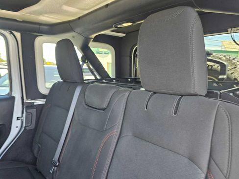 Used 2021 Jeep Wrangler Unlimited Rubicon w/ Cold Weather Group AWD/4WD image 18