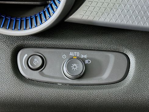 Used 2025 Chevrolet Trax LS w/ LS Convenience Package image 17