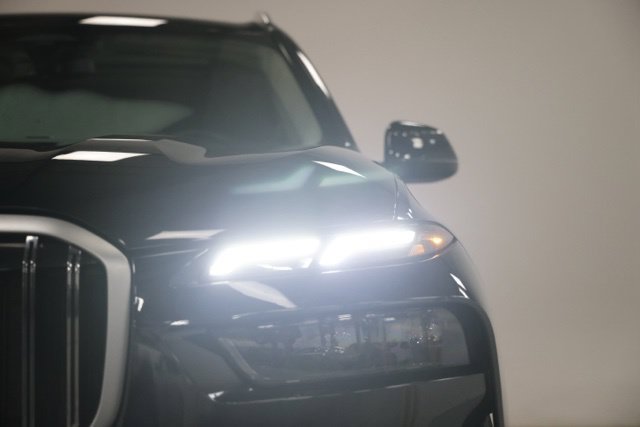 Used 2024 BMW X7 xDrive40i AWD/4WD image 3