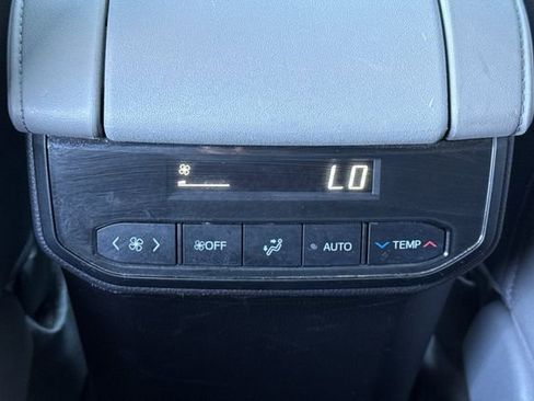 Used 2022 Toyota Highlander XLE AWD/4WD image 16