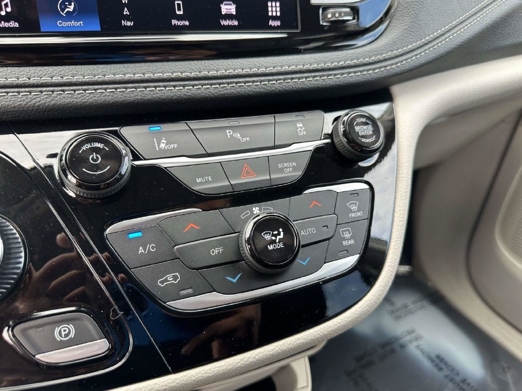 Used 2024 Chrysler Pacifica Limited FWD image 23