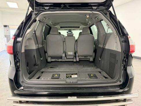 Used 2020 Toyota Sienna XLE image 58