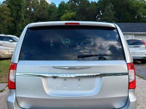 Used 2011 Chrysler Town & Country Touring-L w/ Entertainment Group #2 image 4