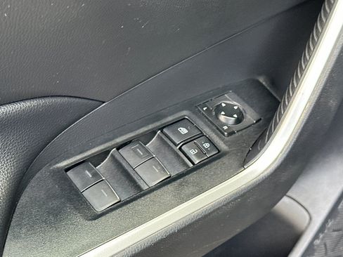Used 2019 Toyota RAV4 LE FWD image 12