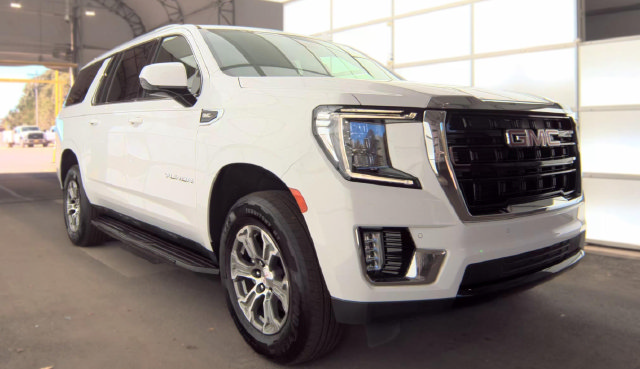 Used 2023 GMC Yukon XL SLE w/ Gmc Pro Safety Plus Package AWD/4WD image 3