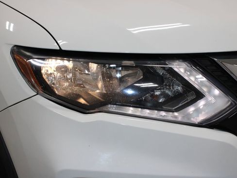 Used 2020 Nissan Rogue SV FWD image 12