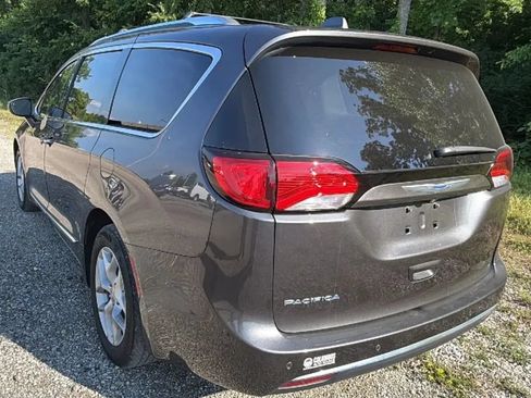 Used 2018 Chrysler Pacifica Touring-L w/ Tire & Wheel Group FWD image 9