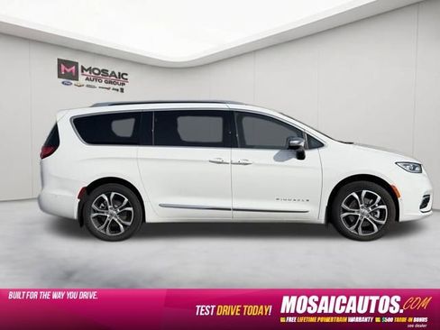 Used 2025 Chrysler Pacifica Pinnacle w/ Trailer Tow Group AWD/4WD image 8