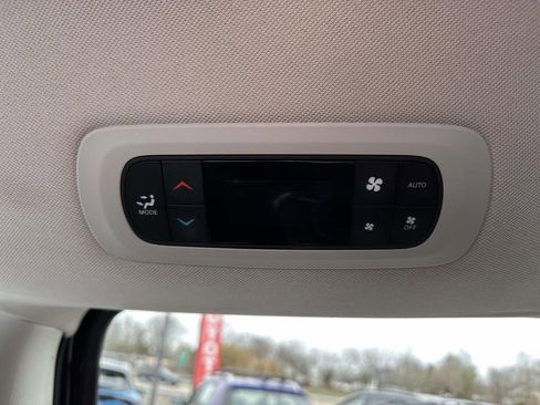 Used 2023 Chrysler Pacifica Touring-L FWD image 15