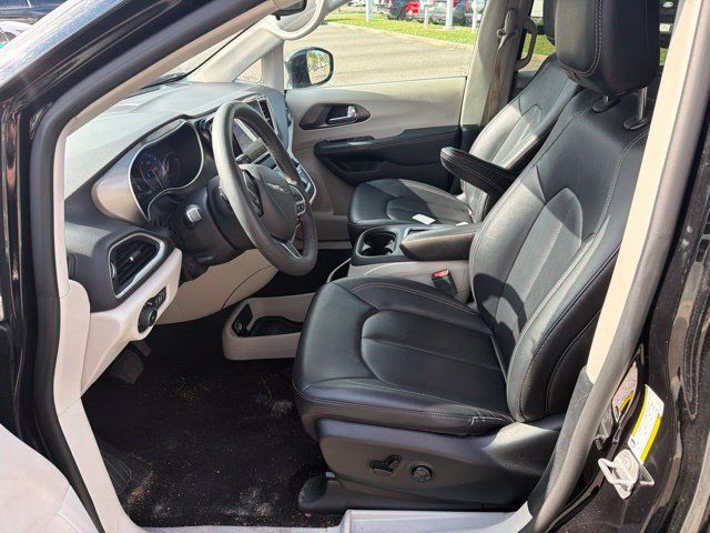 Used 2024 Chrysler Pacifica Touring-L FWD image 18