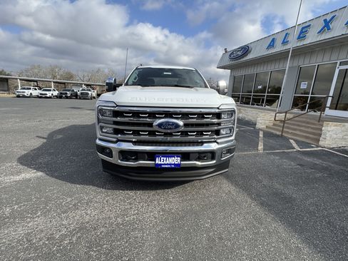 Used 2025 Ford F250 Lariat w/ Chrome Package image 4