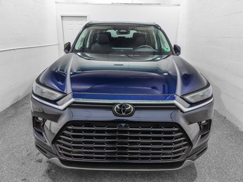 Used 2024 Toyota Grand Highlander AWD image 3