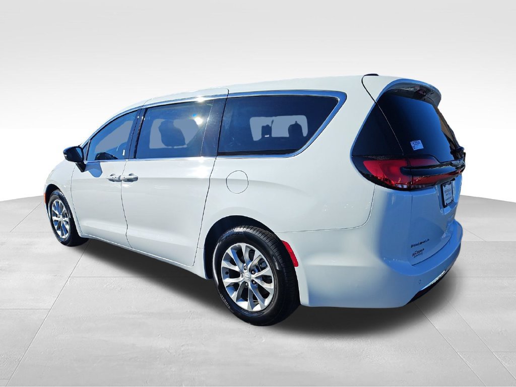 Used 2026 Chrysler Pacifica Limited FWD image 3