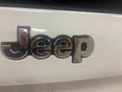 Used 2020 Jeep Cherokee Latitude Plus w/ Cold Weather Group AWD/4WD image 7