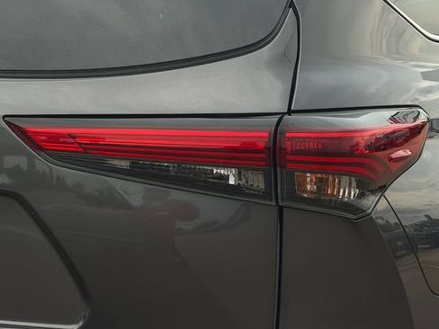 Used 2023 Toyota Highlander Limited FWD image 32