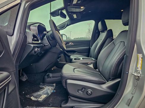 New 2026 Chrysler Pacifica Select image 12