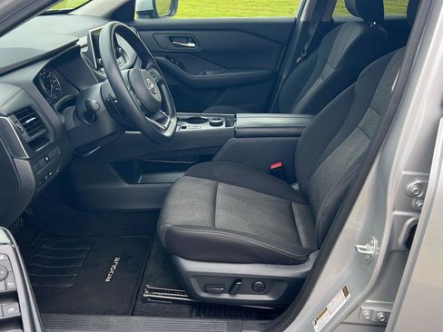 Used 2024 Nissan Rogue SV image 10