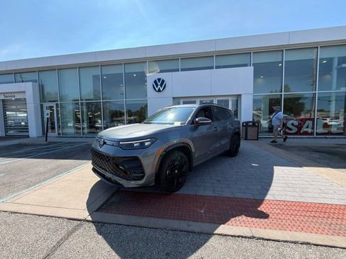 Used 2025 Volkswagen Tiguan SE R-Line AWD/4WD image 2
