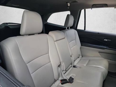 Used 2019 Honda Pilot Touring image 16