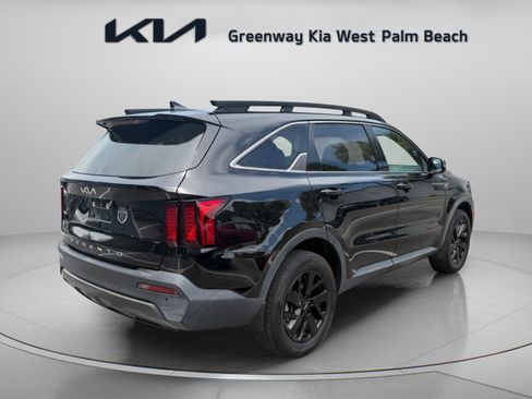 Certified 2022 Kia Sorento S w/ Panoramic Sunroof Package AWD/4WD image 7