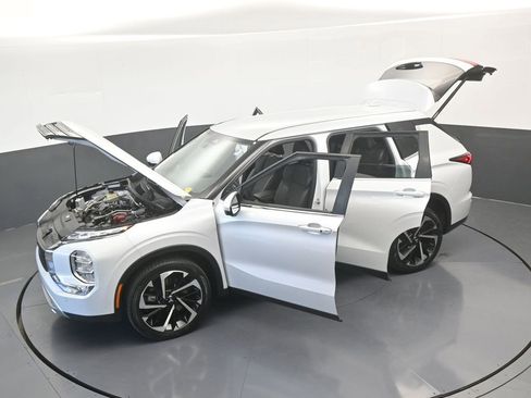 Used 2023 Mitsubishi Outlander SE image 73