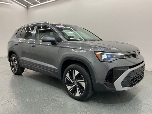 Used 2025 Volkswagen Taos SE AWD/4WD image 8