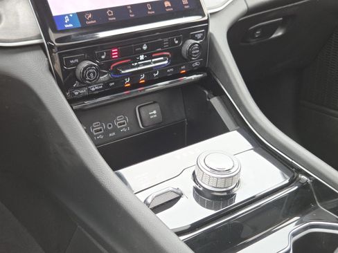 Used 2023 Jeep Grand Cherokee Limited AWD/4WD image 39