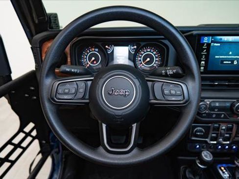 Used 2025 Jeep Gladiator Sport AWD/4WD image 29