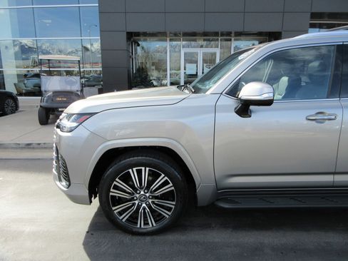 Used 2024 Lexus LX 600 4WD w/ Luxury Package image 2