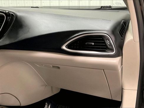 Used 2024 Chrysler Pacifica Touring-L image 16