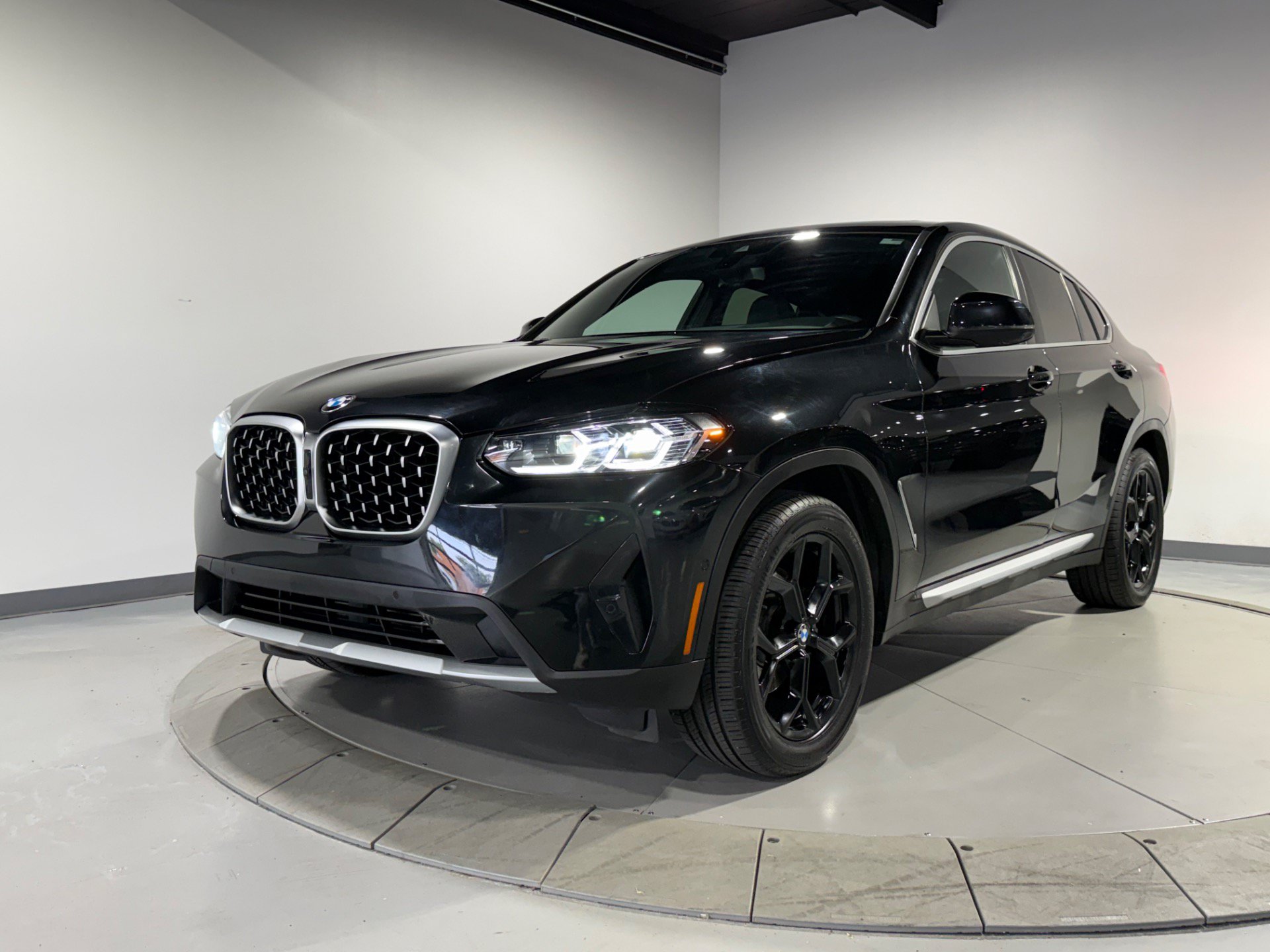 Used 2024 BMW X4 xDrive30i AWD/4WD image 2