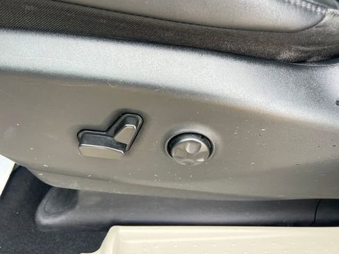 Used 2024 Chrysler Pacifica Touring-L image 13