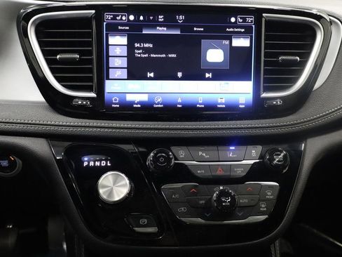 Used 2025 Chrysler Pacifica Limited FWD image 23