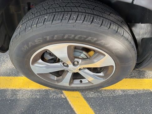 Used 2019 Jeep Cherokee Limited image 10