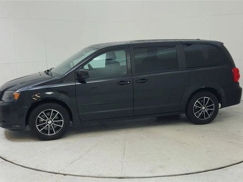 Used 2015 Dodge Grand Caravan SE image 4