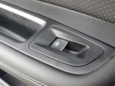 Certified 2025 Volkswagen Atlas Cross Sport SE w/ Panoramic Sunroof Package image 14