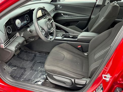 Used 2023 Hyundai Elantra SEL w/ Convenience Package image 9