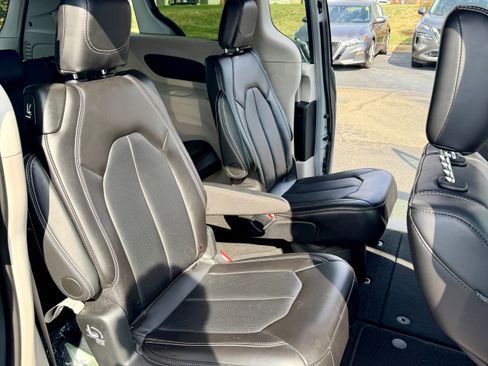 Used 2024 Chrysler Pacifica Touring-L image 10